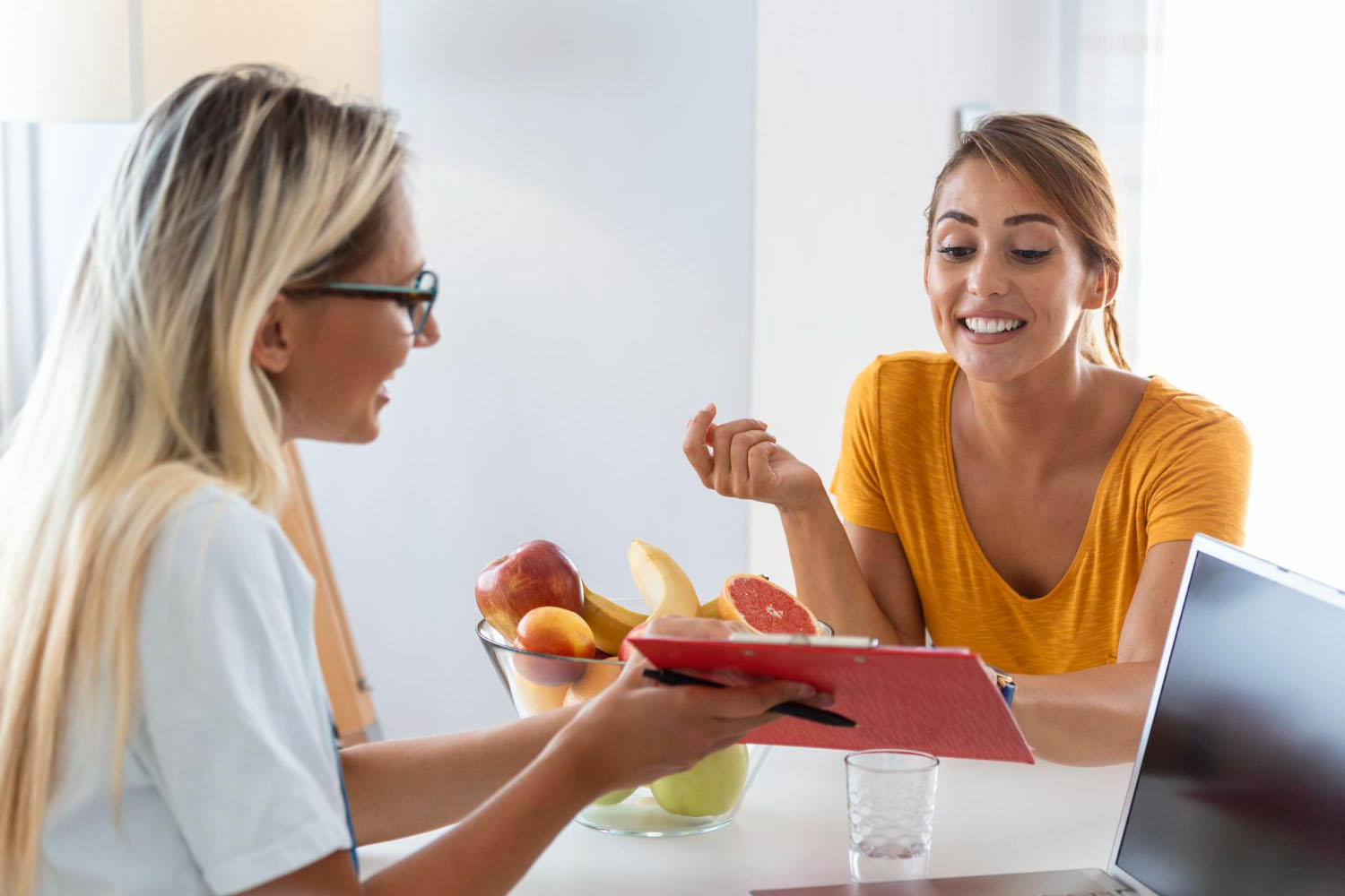 Dietetyk układający dietę indywidualną dla klienta w Pleszewie
