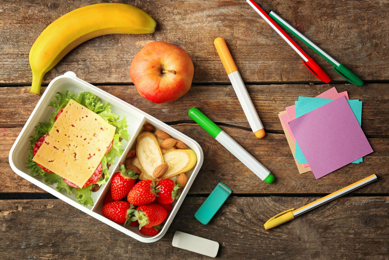 Lunchbox z kolorowymi, zdrowymi przekąskami: warzywa, owoce, orzechy